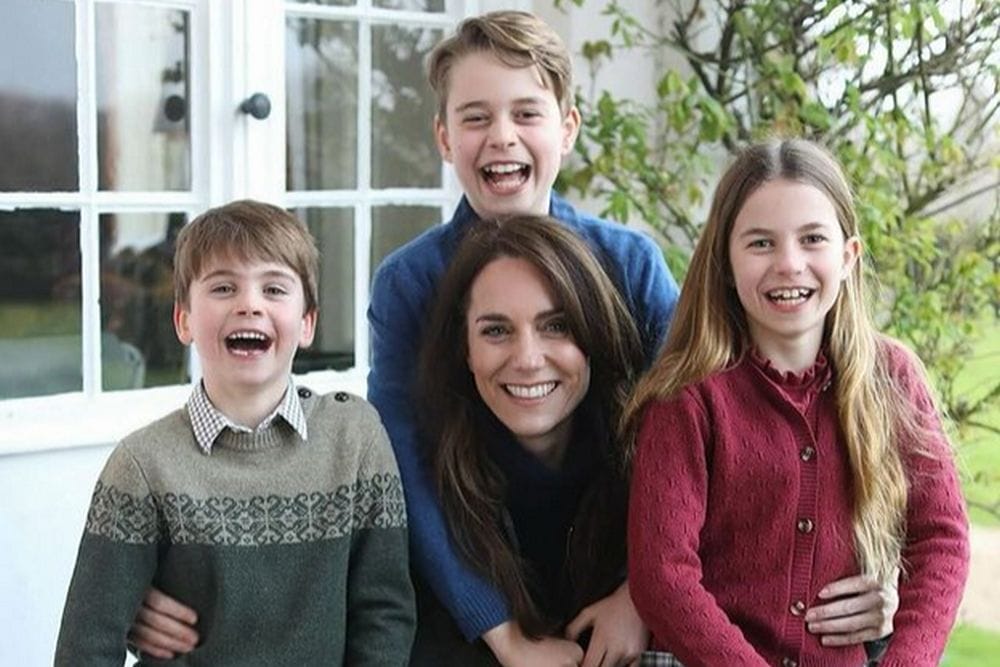 Kate Middleton photoshop botrány: a 4 legnagyobb hiba a képen, mely körül vad összeesküvés-elméletek terjednek