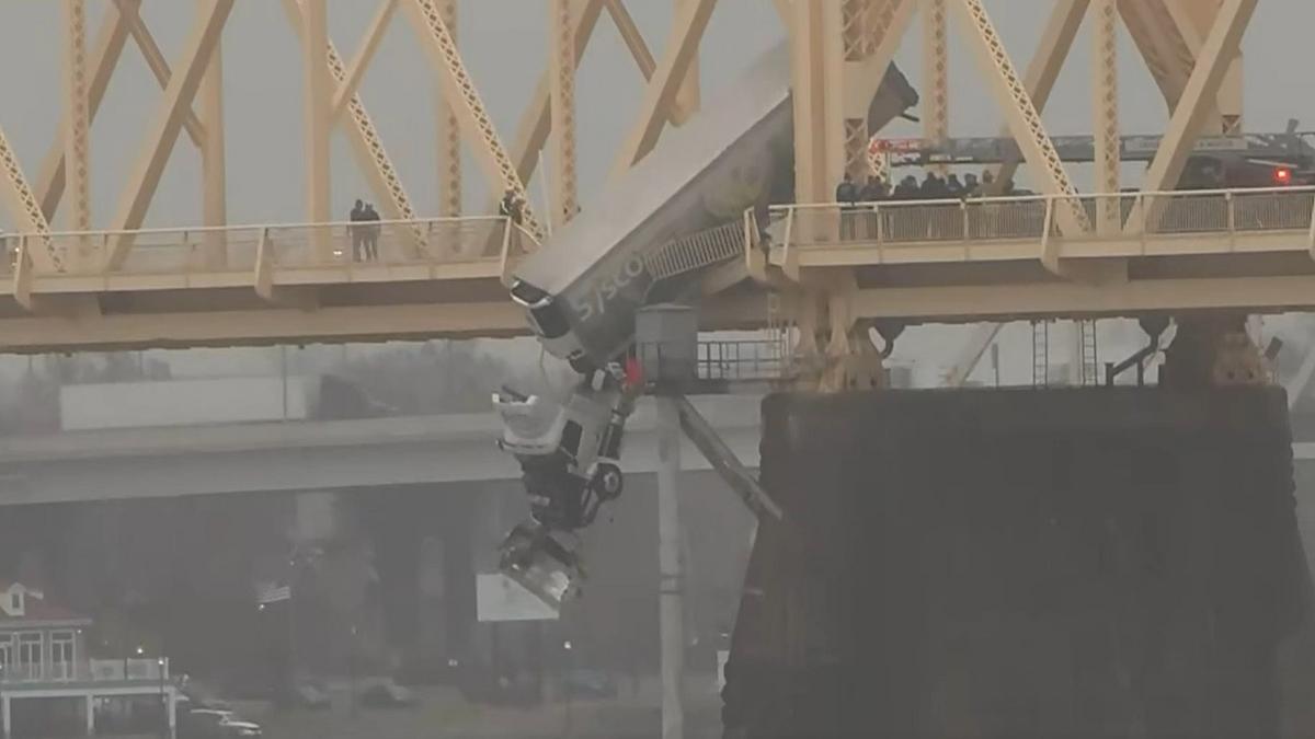 Döbbenetes baleset a hídon: a kamion még mindig a semmit lógva – élő felvétel