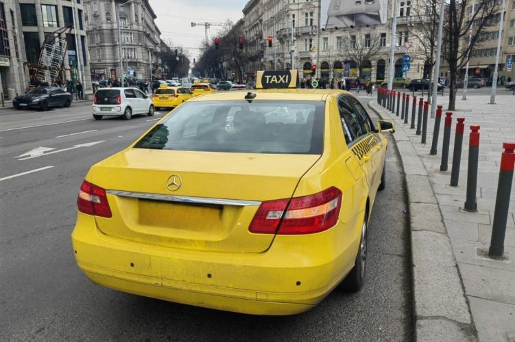 Rendőrség lebuktatta a pofátlan kamutaxist a belvárosban: fotók a törvények által szabálytalanul működő sofőrről
