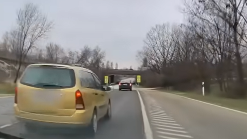 Az út vezetőjének pofátlan büntetőfékezése feltámadja az indulatokat – videó