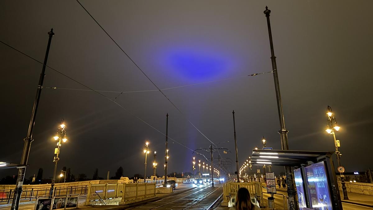 Rejtélyes fényjelenség lepte meg Budapest lakóit – különös fényárnyék a város felett