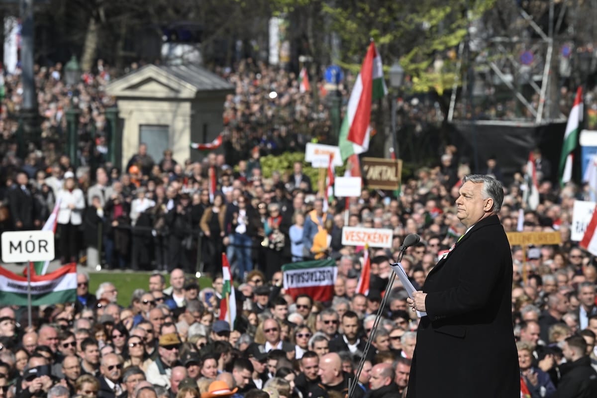 Megjelent a Füstgyertya és Putyin-molinó Orbán beszéde alatt: Viktor, nagyon büszke vagyok rád!