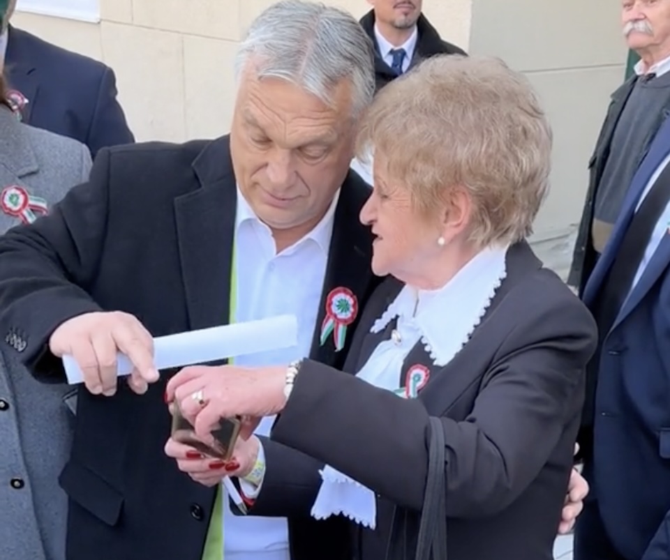 Az elgondolkodtató címe lehet: "Orbán Viktor tanácsokat ad a selfie-készítéshez: „Meg kell bökni itt egy pontot”