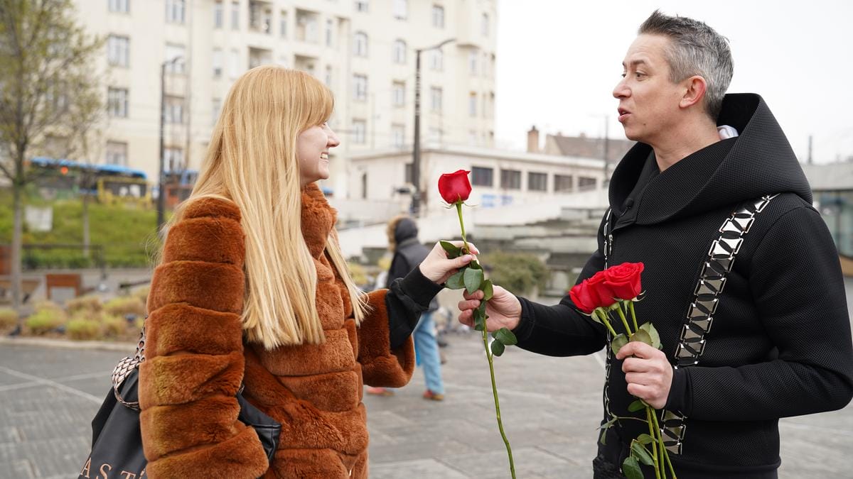 Lukács Miki romantikus meglepetésével örömöt szerez a hölgyeknek az utcákon – videó