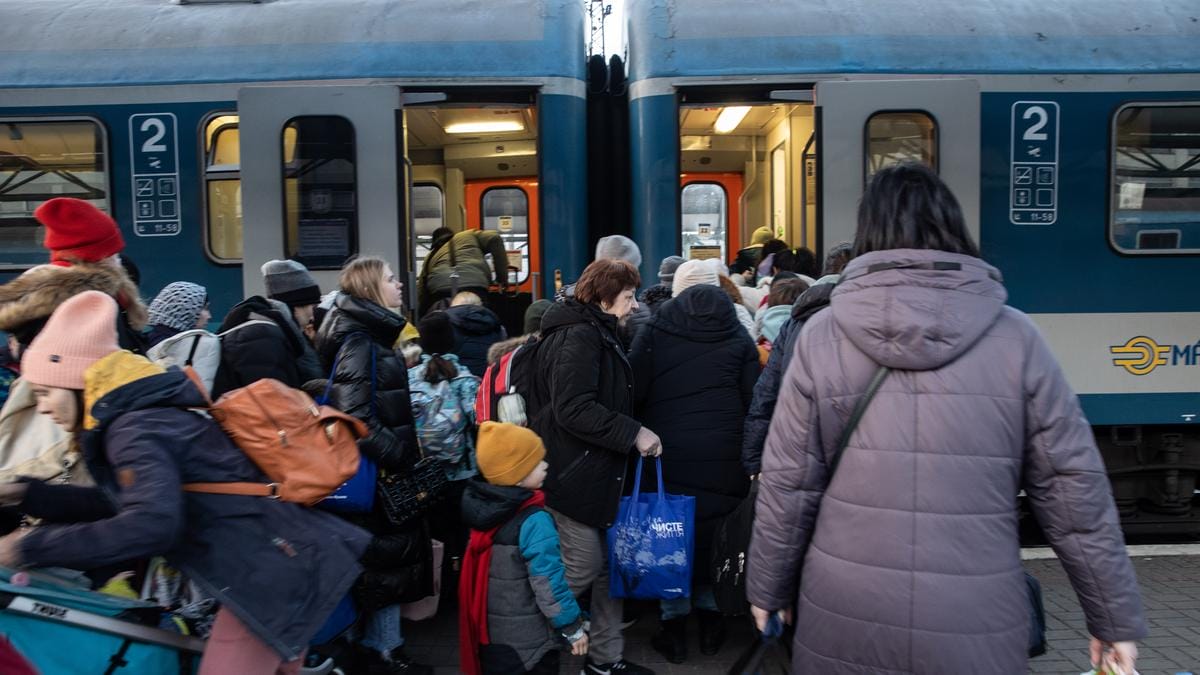 Az "Ukrajnából érkező több mint tízezer menekült hajtóvadászat elől" cím hatásos lehetne.