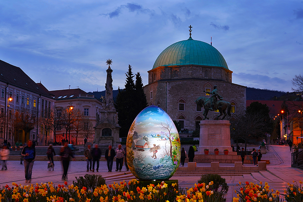 Húsvéti csoda Pécs szívében: Visszatért a gigantikus tojás!