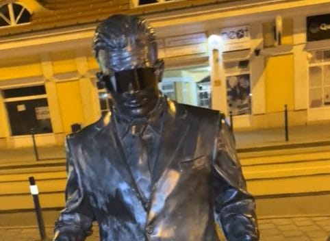 Sokkoló felvétel: Durva megtámadás érte a Puskás Ferenc szobrot