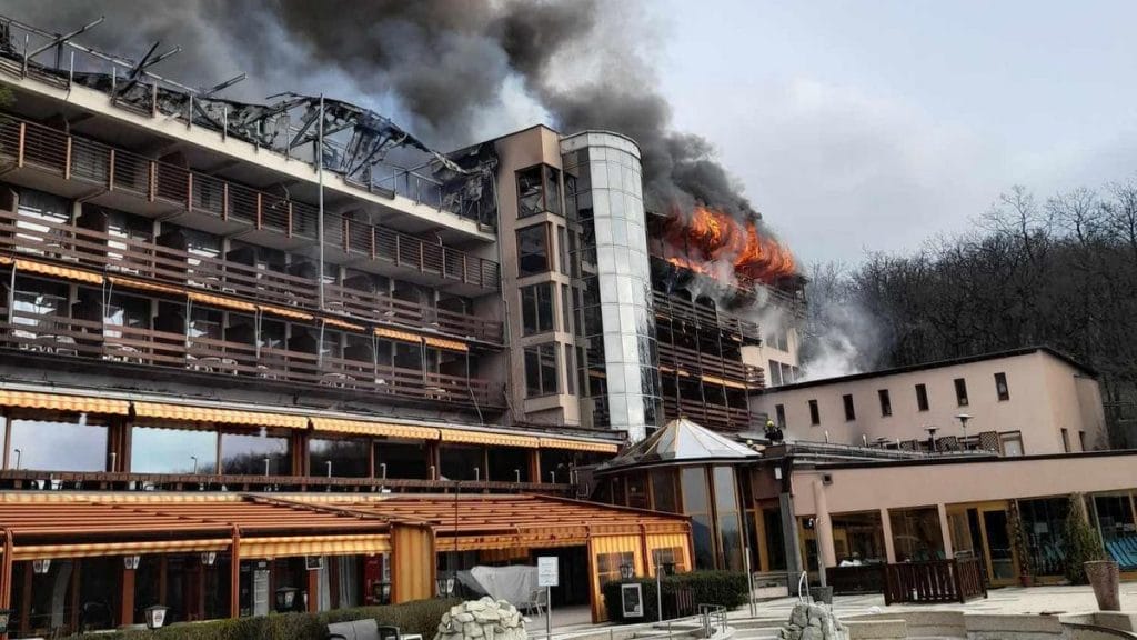 Hotel Silvanus lángokban: A negyedik szint és a lift is kiégett – Friss információk, képek, videó a tragikus eseményről
