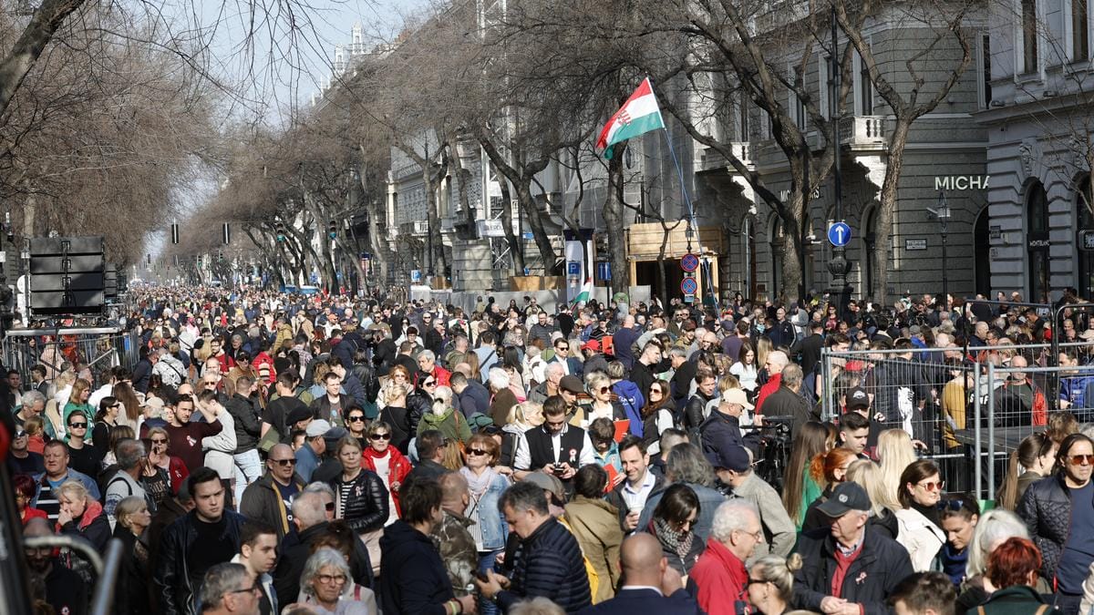 Az Andrássy út megtelik tömegekkel: Nagy Ervin magával ragadóan énekli a Nemzeti Dalt a kíváncsi tömegnek