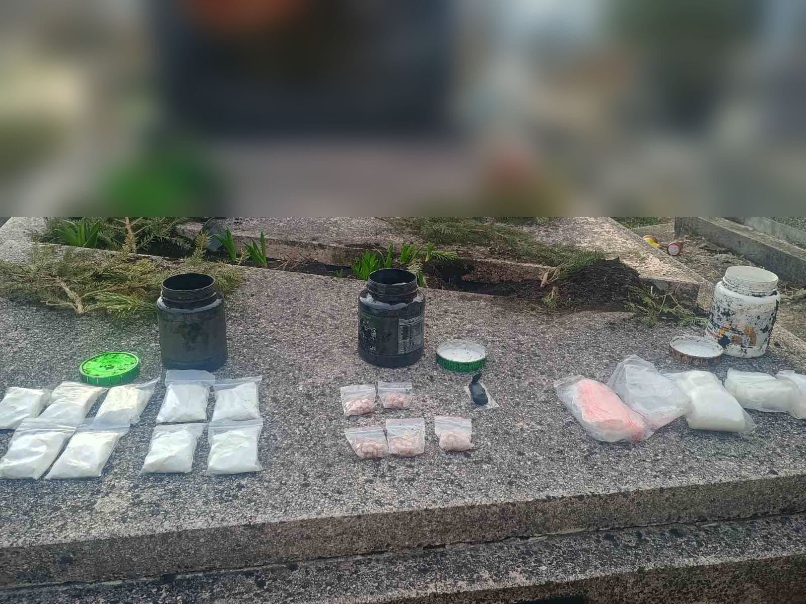 Kábítószer ügy: Apuka sírjában rejtve találtak drogot anya és fia Borsodban