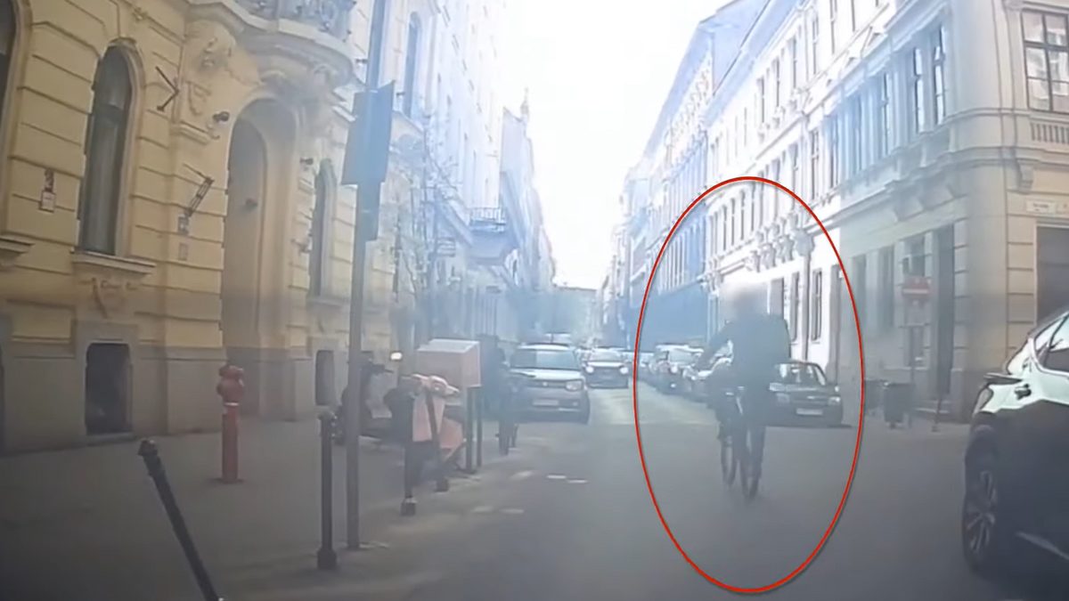 Kemény szóváltás: Taxi és biciklis csatája Budapesten - Videó