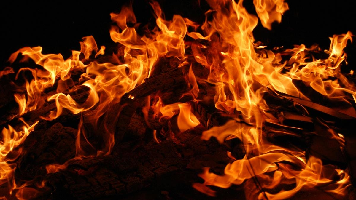 Tűzoltók hősies küzdelme a lángoló ház melléképületében - Békéscsaba tragikus eseménye