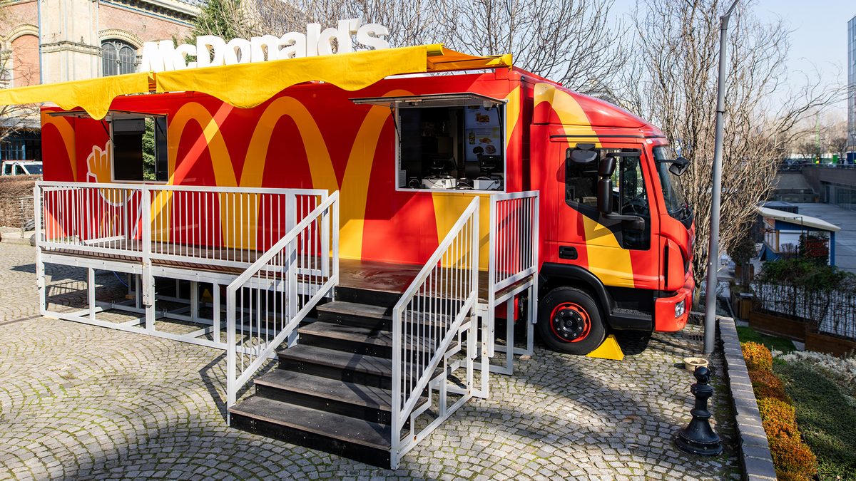 Kreatív megoldás: kamionos kiszolgálás a Nyugati téri McDonald’s-ban felújítások idején