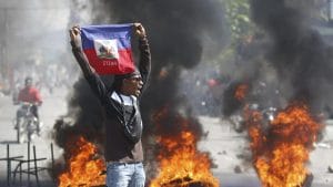Rettegés és kaosz: Az erőszak sújtotta Haiti hétköznapjai a fotókon