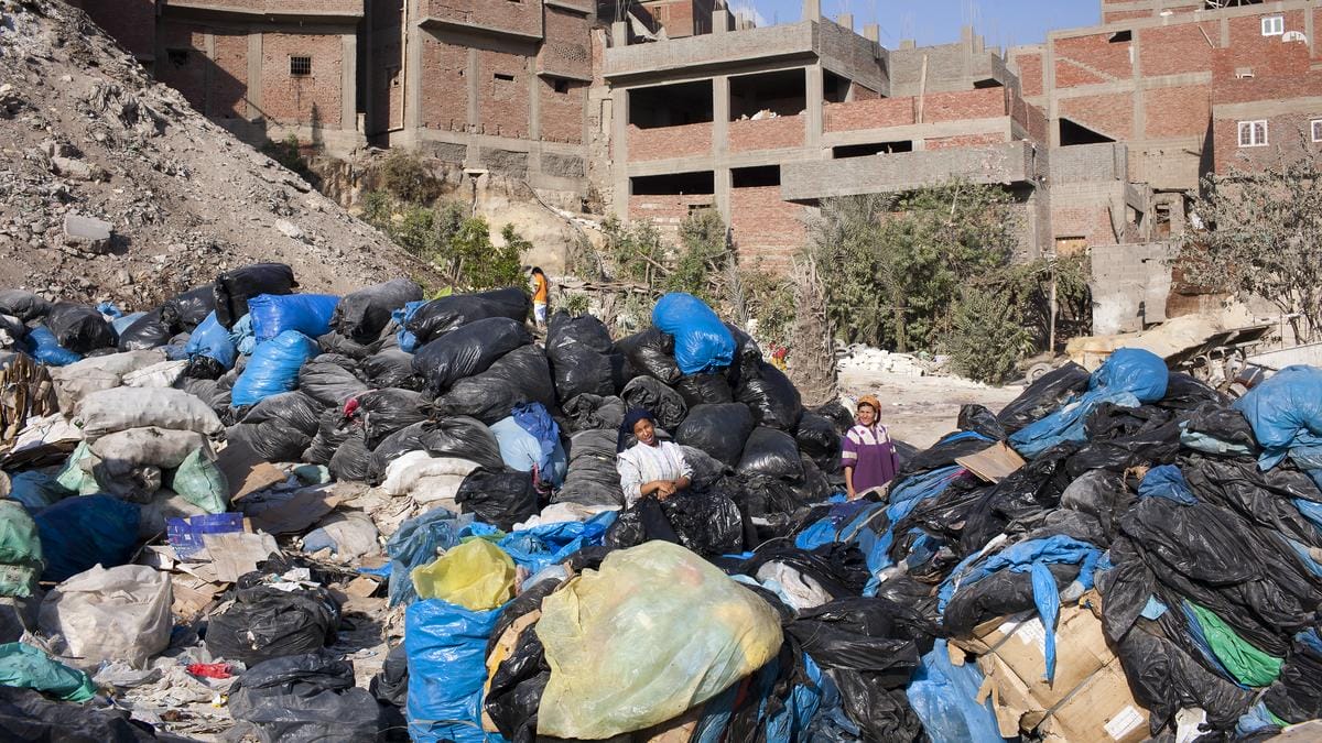 A Kairói Hulladékpokol: Megdöbbentő Szemétszállítás a Városban – Videó