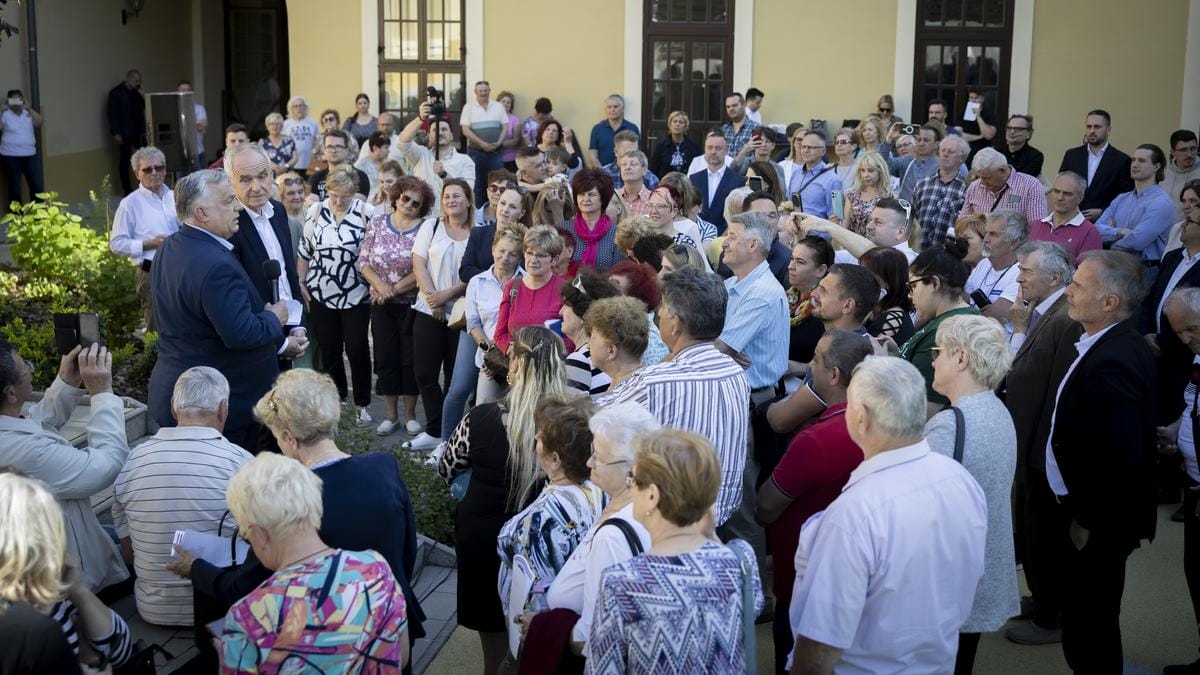 Orbán Viktor Kaposváron: Borotvaélen táncol a világ