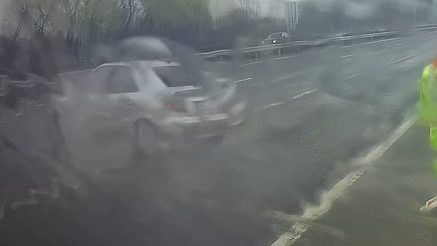 Szinte hajszálon múlt a katasztrófa: Szemtanúk sokkoló videón rögzítették az autósnak az útellenőröket veszélyeztető idegtépő manőverét