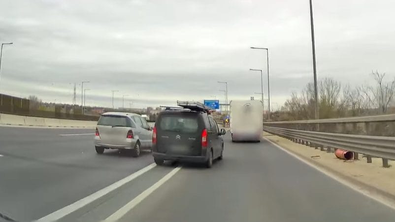 Szabálytalanul előzgető és balesetet okozó sofőr videója felháborította a közösségi médiát
