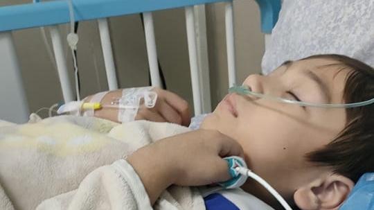 Kómából ébredt magyar kisfiú kínai kórházban - Segítsünk a drága orvosi kezelésében