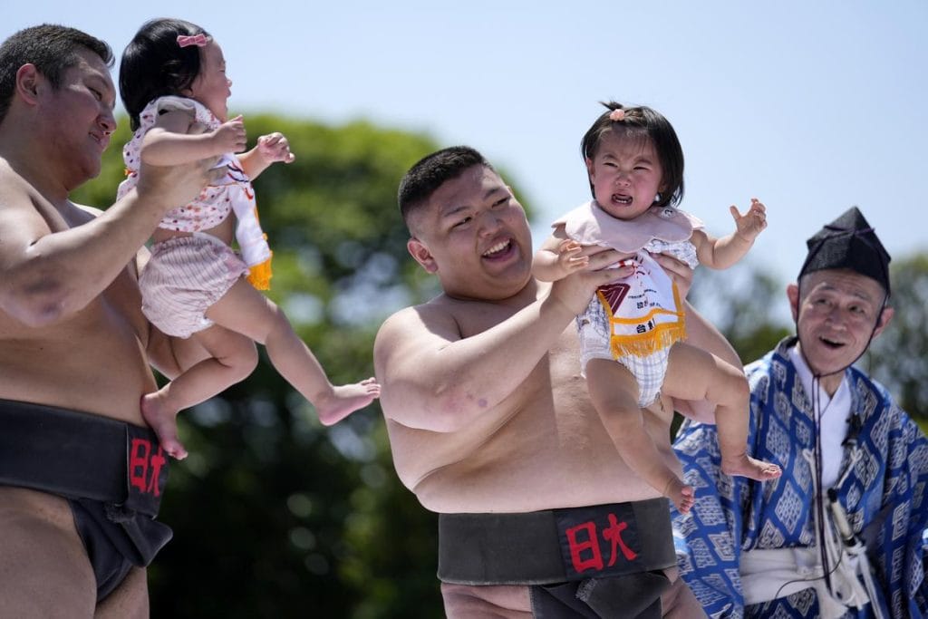 A "Japán szürreális oldala: a hagyományos bababömböltető versenyt idén is megrendezték