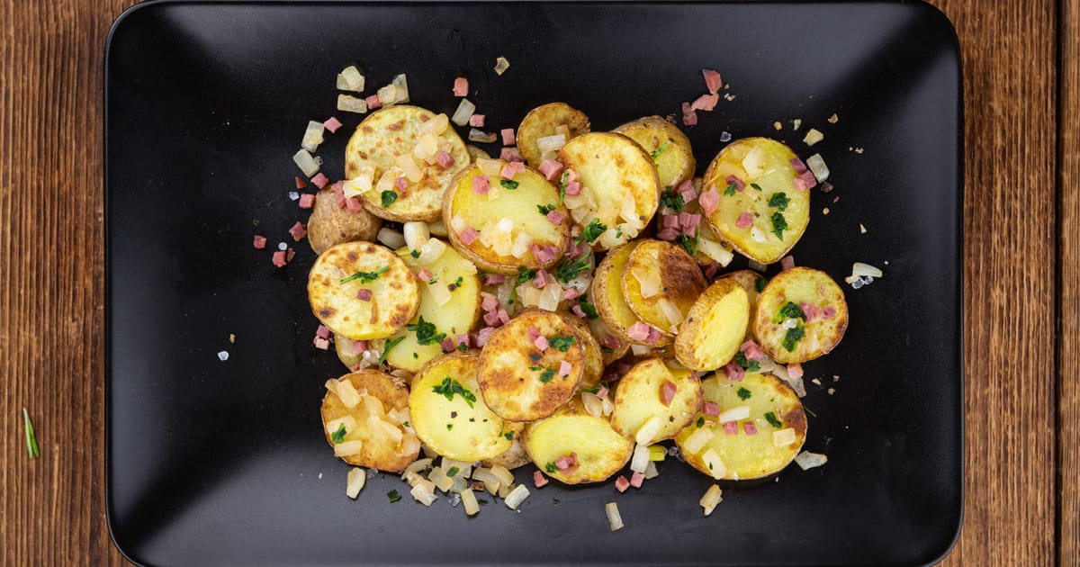 Ínycsiklandó tepsis krumpli a lélegzetelállító bacon-hagyma kombinációval