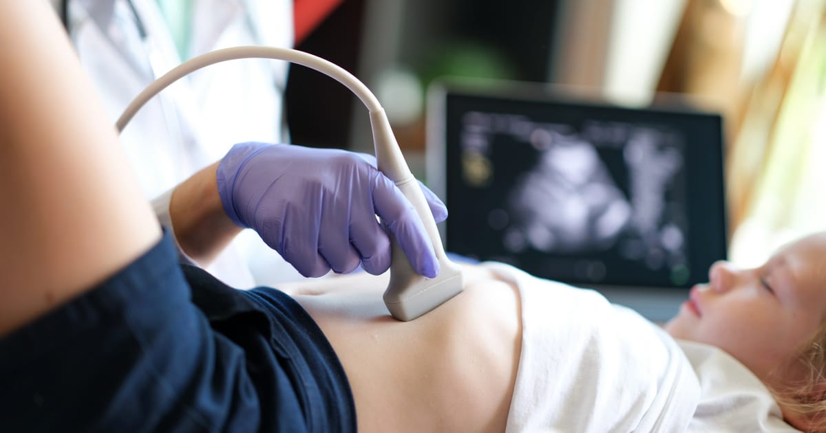 A “Hasfájás és székrekedés gyerekeknél: Mikor fontos a hasi ultrahang?