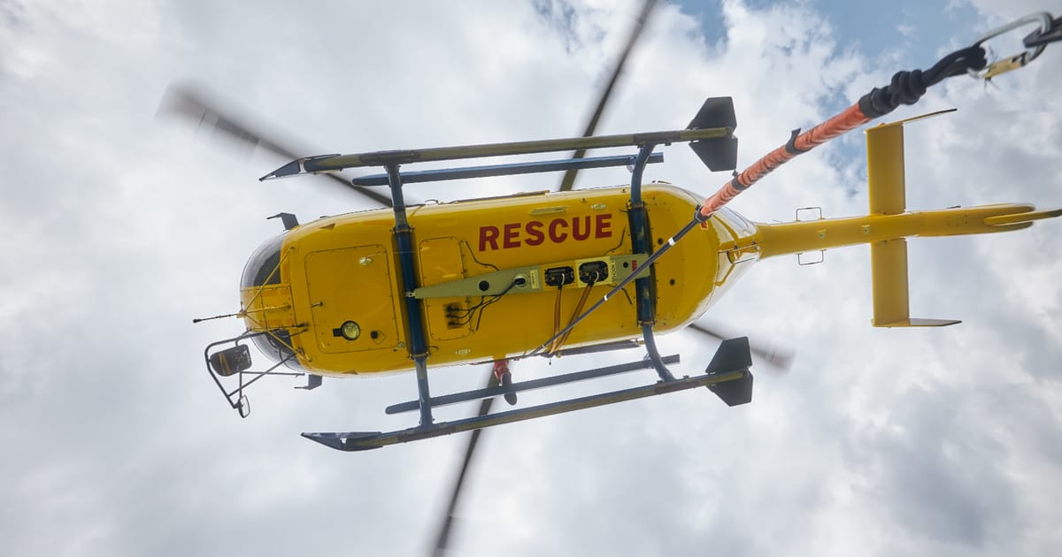 Hihetetlen videó: Helikopterrel mentették ki a lovat egy folyóból