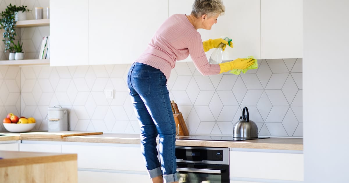 Ragaszkodj a tisztasághoz: Így tűnnek el a régóta ott fészkelő foltok a konyhaszekrényből