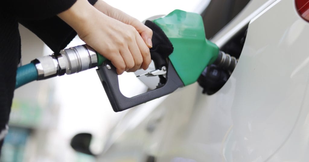 Az autósok rémálma: drasztikus benzinár-emelés várható a héten