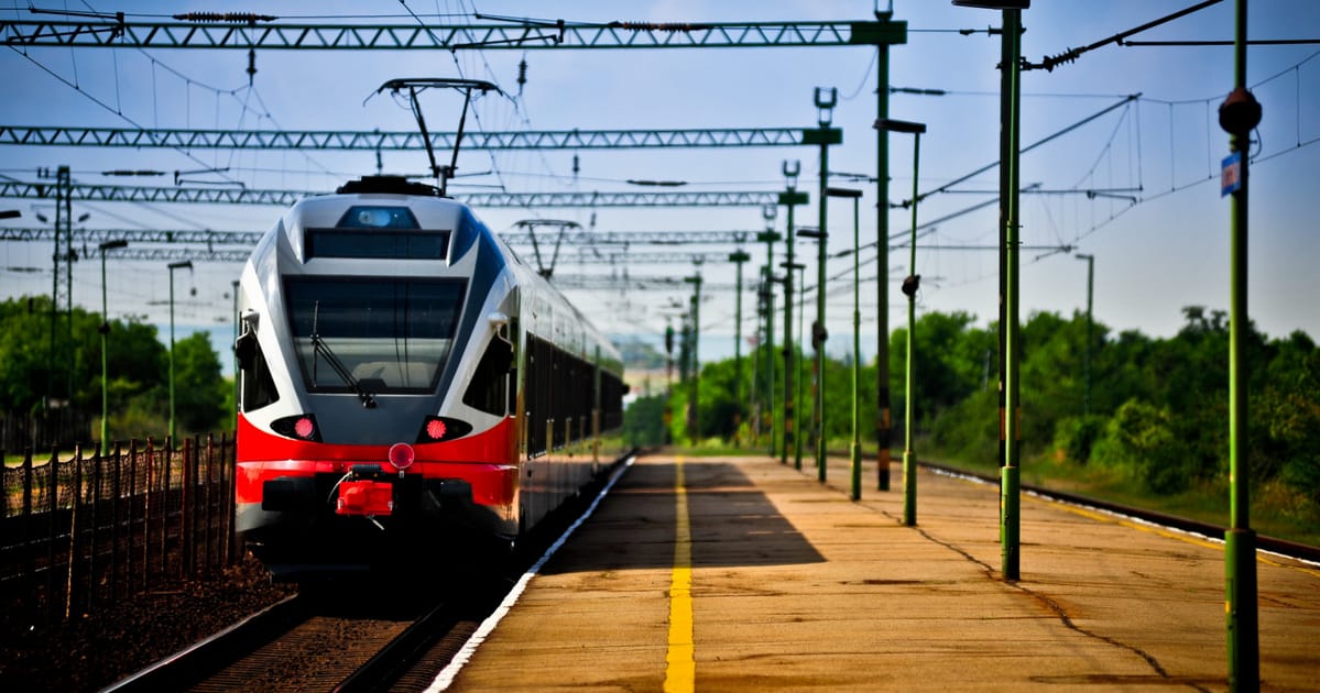 A vasúton káosz fenyeget: lezárják egy pályaudvart és 40 vonalon változik a menetrend