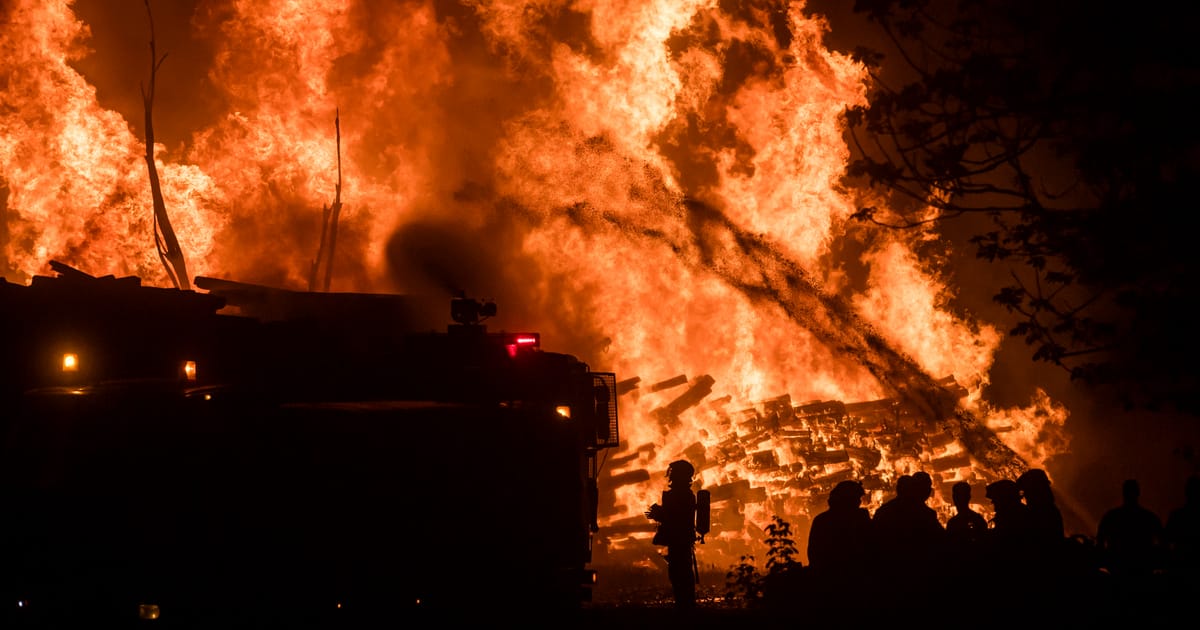 Veszélyes tűzvész Rákosrendezőn: Mérgező füsttel fenyegette a MÁV állomását