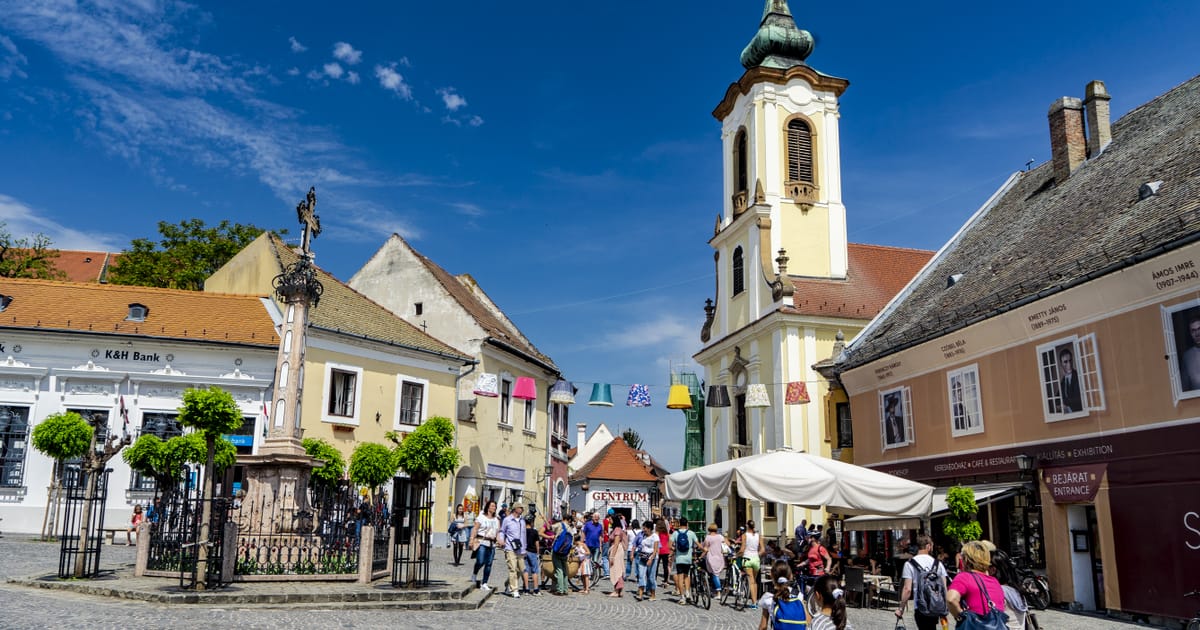 Szentendre belvárosát is átölelte a téli varázslat: behavazott tájra ébredtek a múlt hangulatos utcái