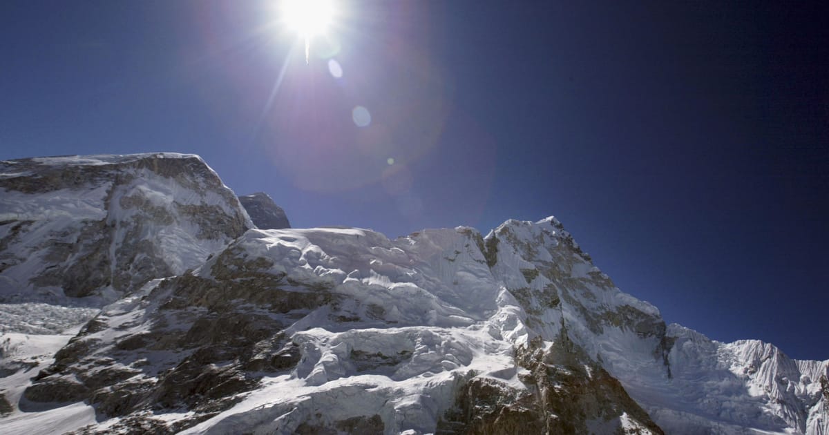 Bátor és hősi tett: Nepáli katonák mentik meg Suhajda Szilárd testét az Everestről
