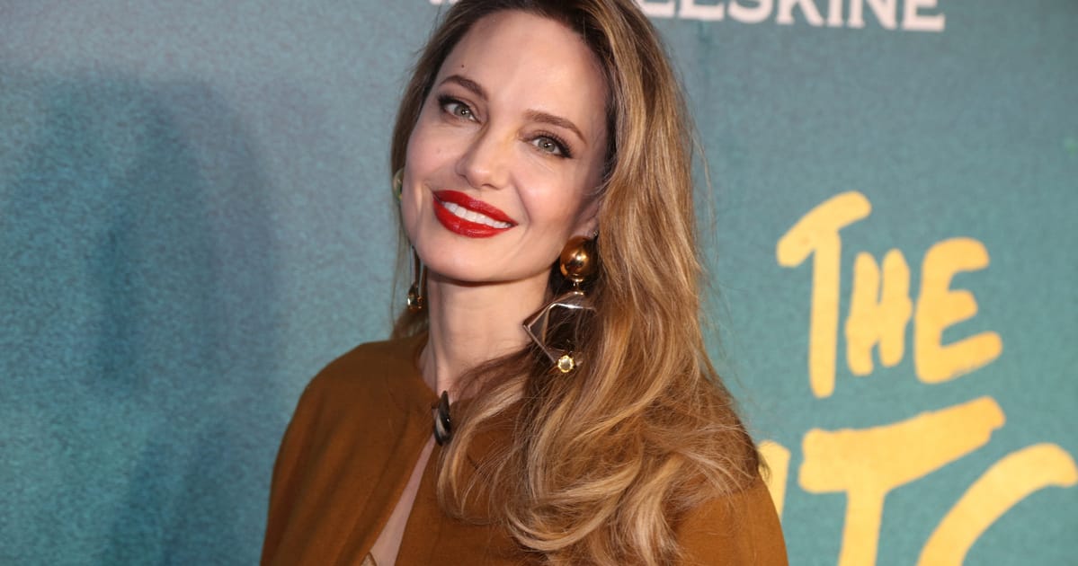 Angelina Jolie aranyestélyben ragyogva kísérte 15 éves lányát a premierre