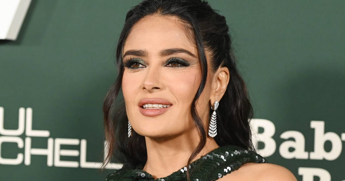 Salma Hayek bikiniben: A 57 éves színésznő testét mindenki imádja