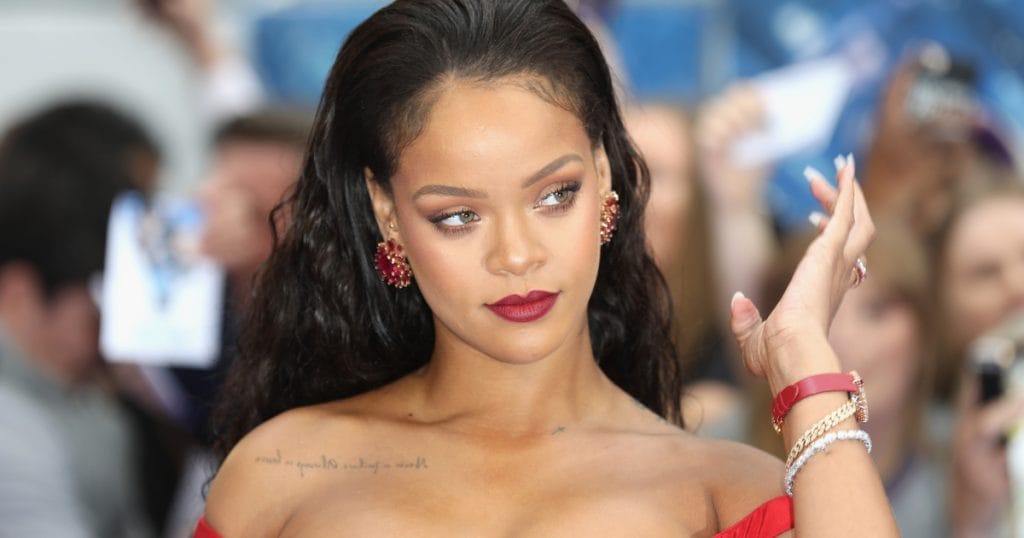 Rihanna radikális átváltozása: platinaszőke hajjal új, felismerhetetlen megjelenésben