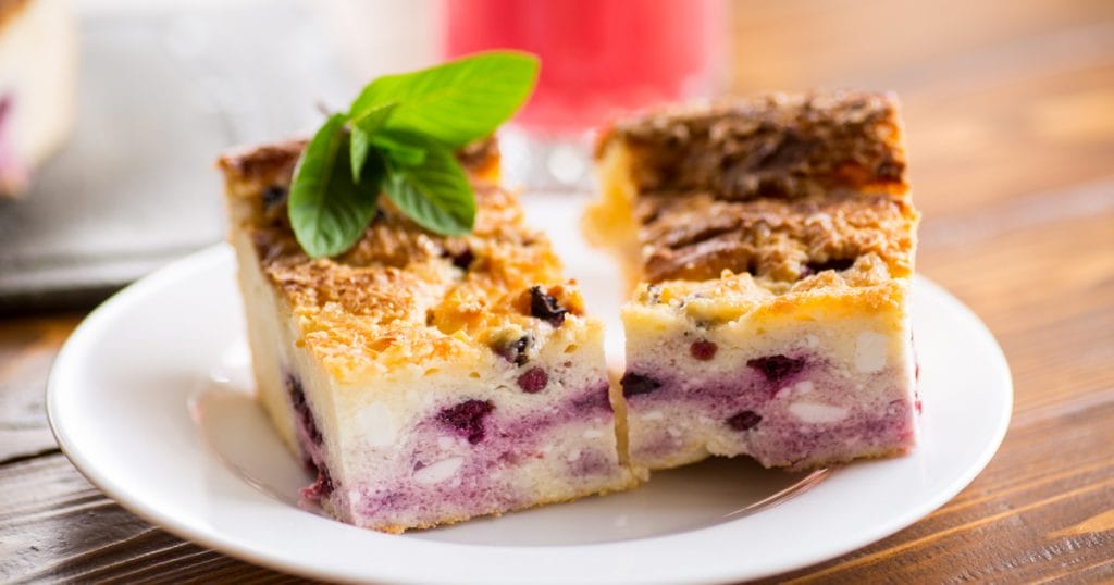 Ízletes és finom: Lágy túrós-gyümölcsös süti titka a vékony tészta és gazdag töltelék