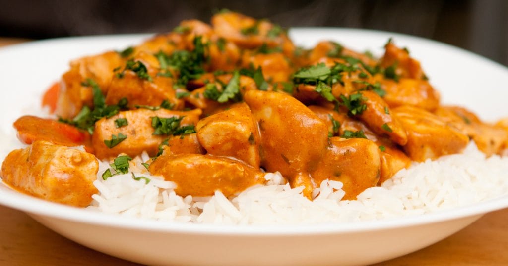 Indiai ízek serpenyős csirkemellből: gyors és egyszerű recept joghurtos fűszeres szósszal