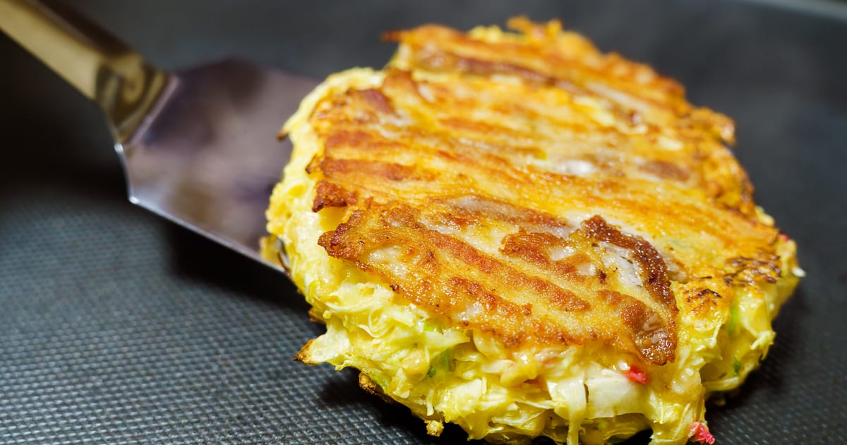 Roppanós japán okonomiyaki: tradicionális zöldséges lepény a serpenyőből