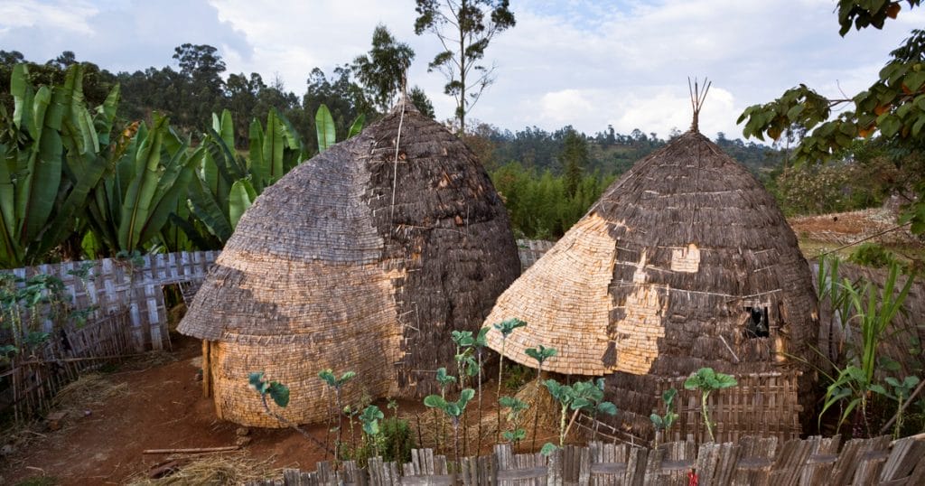 Egyedi otthonok a világban: Banánlevélből épített házak lenyűgöző látványa