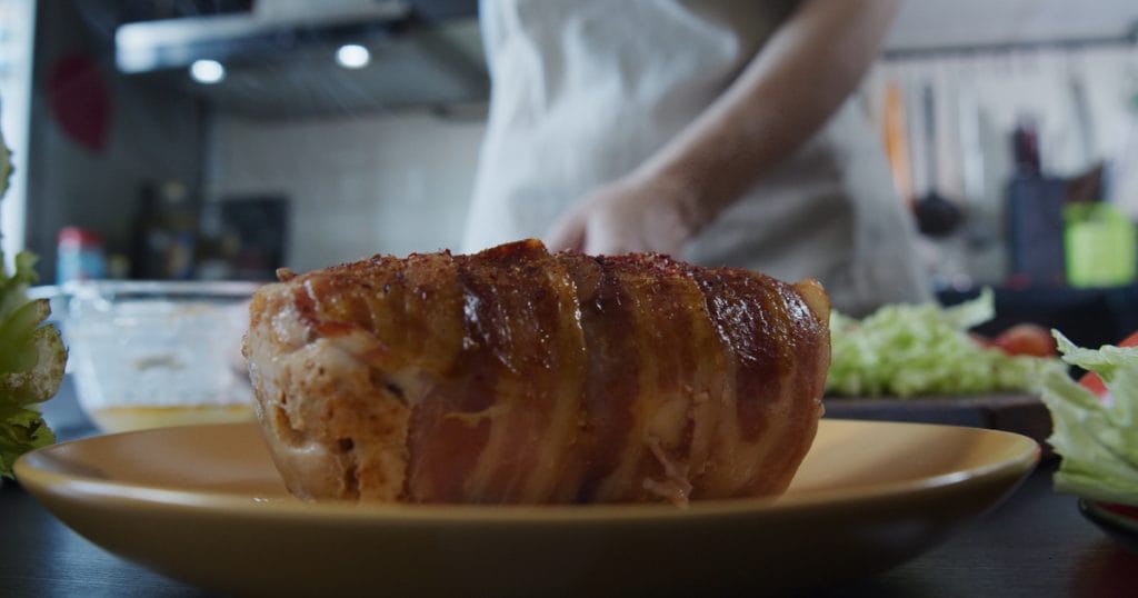 Sajttal és baconnal töltött csirkemell: az ízek tökéletes harmóniája