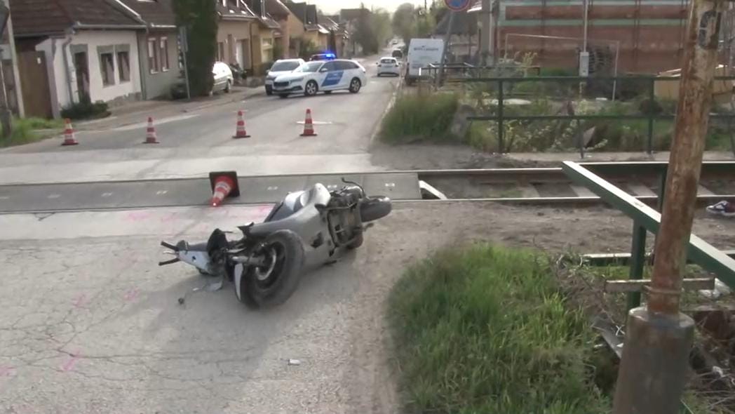 A tragikus baleset Egerben: robogós ütközött vonattal, azonnal szörnyethalt a helyszínen - videó