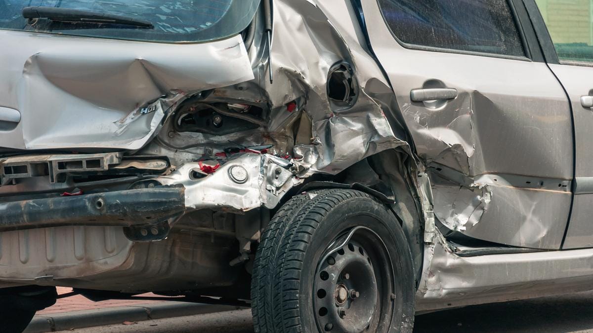 Nagy baleset Budapest belvárosában: felborult autó és kidőlt jelzőlámpa