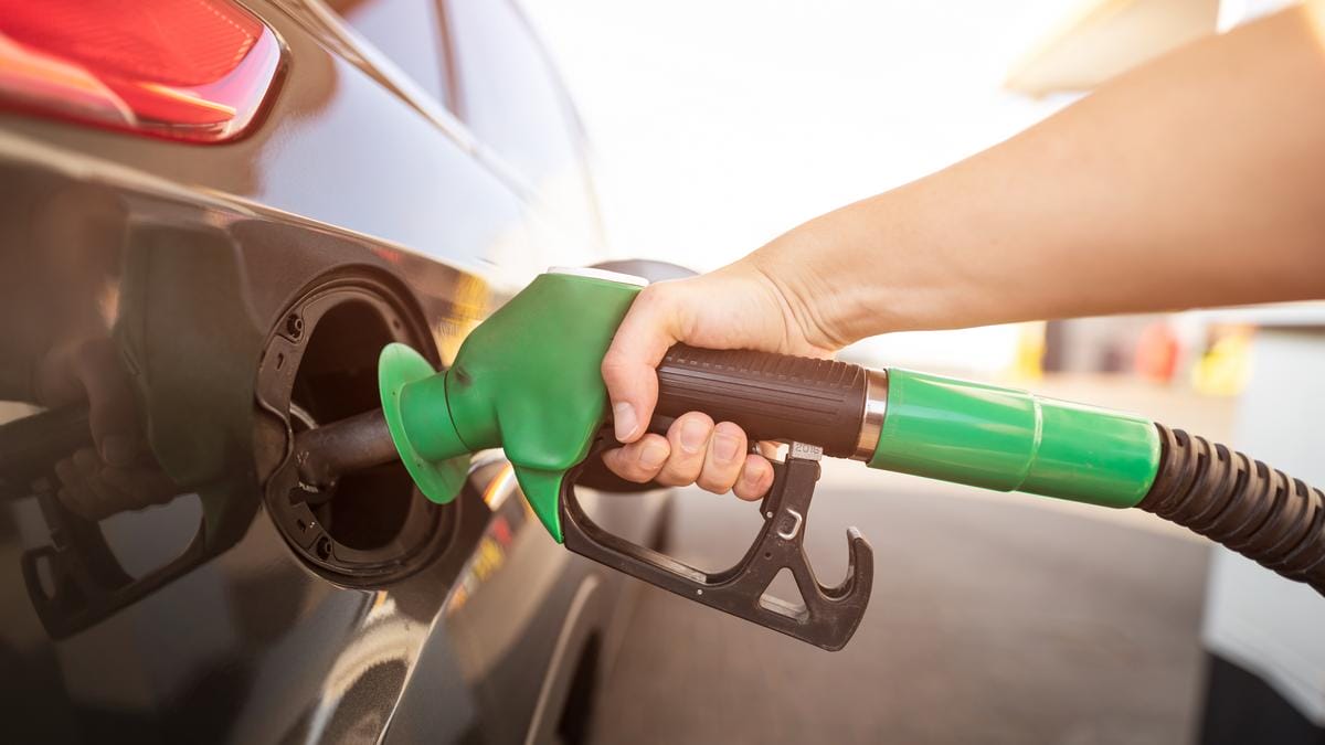 Rejtélyes üzemanyagár-emelkedés: Mi okozza, ha nem az adók? - a pénzügyminiszter válaszol