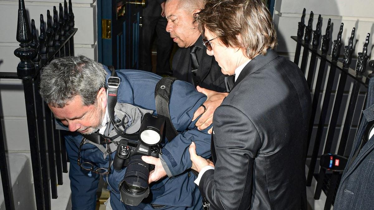 Tom Cruise hőstettet hajtott végre egy leesett fotóssal – Pillanatnyi hőség a vörös szőnyegen