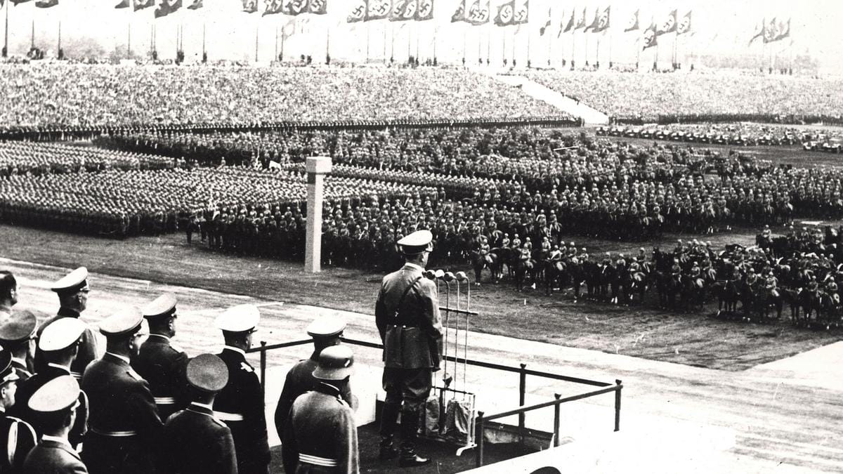 Az ártatlan festőből embertelen diktátor: Adolf Hitler 135 éve született