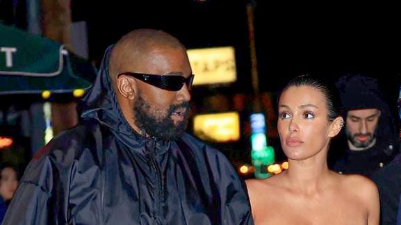 Kanye West felesége merész ruhában mutatta meg testét: fotók a melleiről és intim testrészéről (18+)