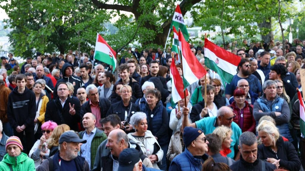 Magyar Péter tüntetése: Orbán Viktort bocsánatkérésre szólította fel a tömeg az Belügyminisztérium előtt