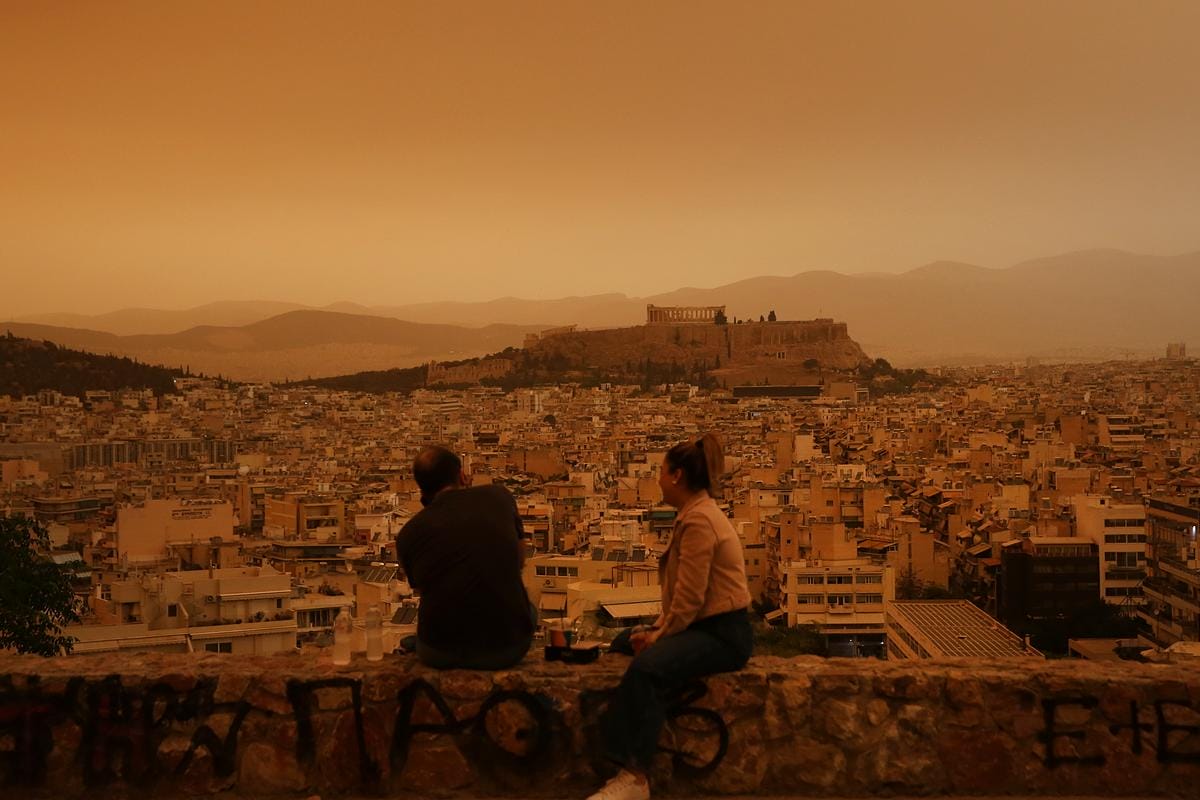 Athén narancssárga ködbe burkolózott: varázslatos látvány a fotókon