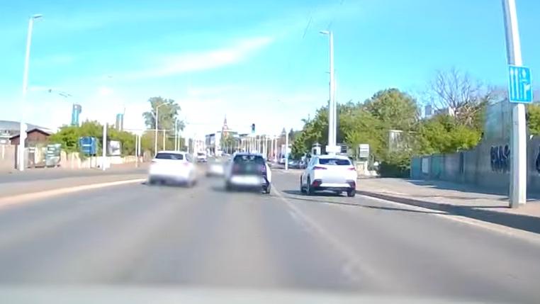 Balesetet okozott az autós a buszsávban Kerepesi úton: videó a pillanatról